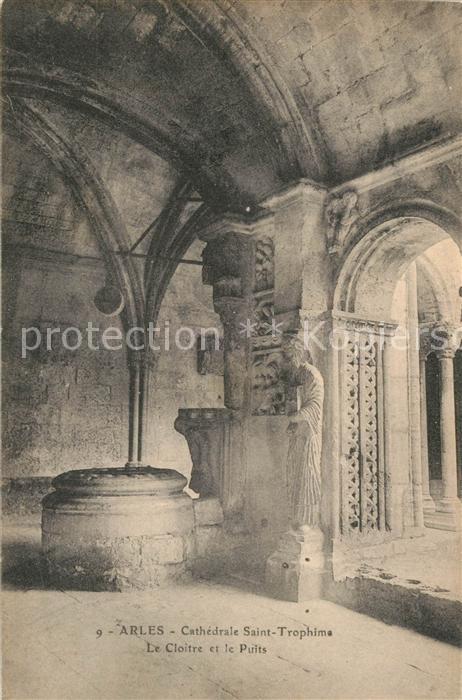Arles Bouches-du-Rhone Cathedrale Saint Trophime le Cloître et le Puits