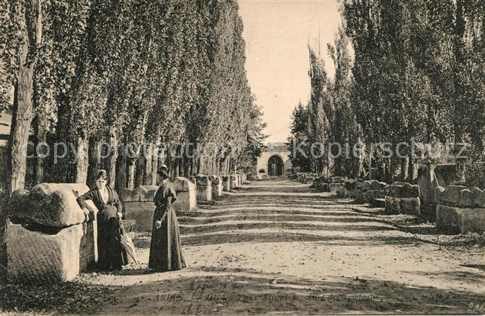 Arles Bouches-du-Rhone Arlésiennes aux Aliscamps Allée des Tombeaux