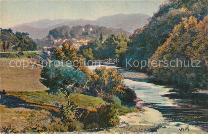 Saint-Jean-Pied-de-Port La Nive et village dans son large cirque de montagnes ve