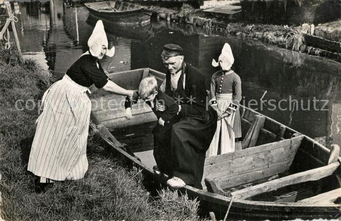 Volendam Wasserstrasse Kahn Trachten