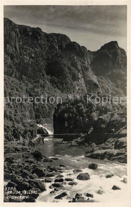 Sauda Valldall Landschaftspanorama Partie am Fluss Berge