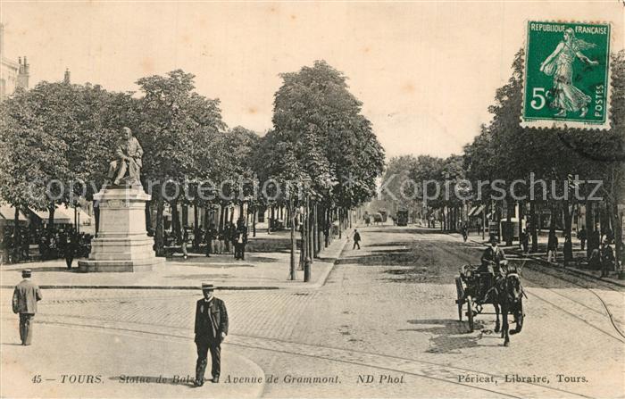 Tours Indre-et-Loire Statue de Balsac Avenue de Grammont Pferdekutsche