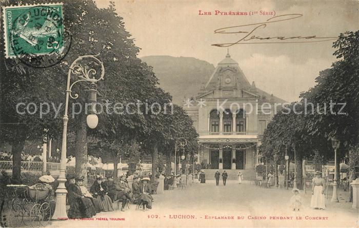 Luchon Haute-Garonne Esplanade du Casino pendant le concert