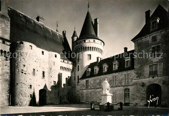 Sully-sur-Loire Chateau feodal Cour d honneur