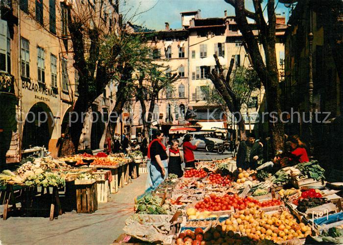 Grasse Alpes Maritimes Marche au milieu de la vieille ville