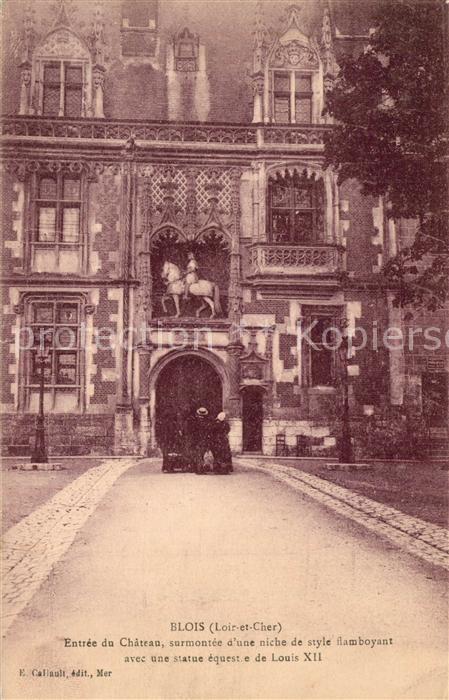 Blois 41 Entrée du Chateau Statue Louis XII