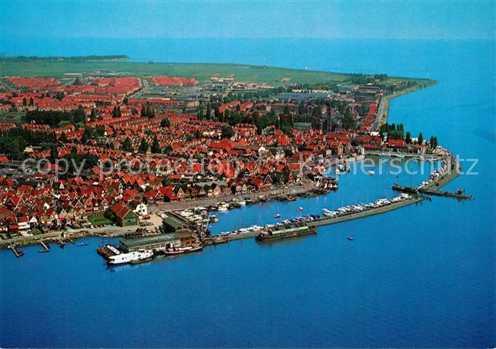 Volendam Fliegeraufnahme mit Hafen