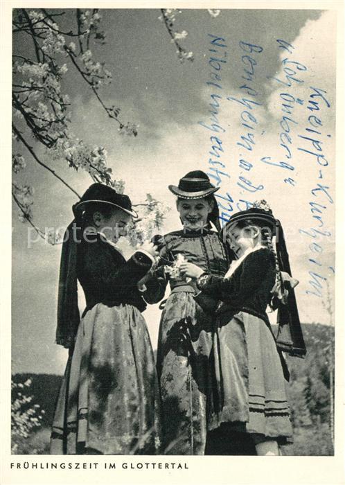 Glottertal Schwarzwaelder Trachtenmaedchen