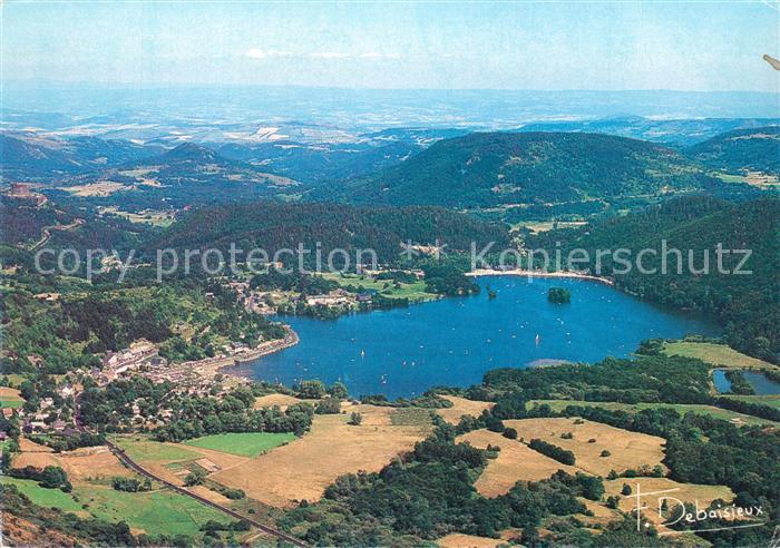 Lac Chambon et Chateau de Murol vue aérienne