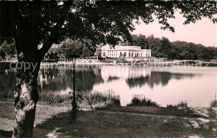 Bagnoles-de-l Orne Un coin du Lac Casino