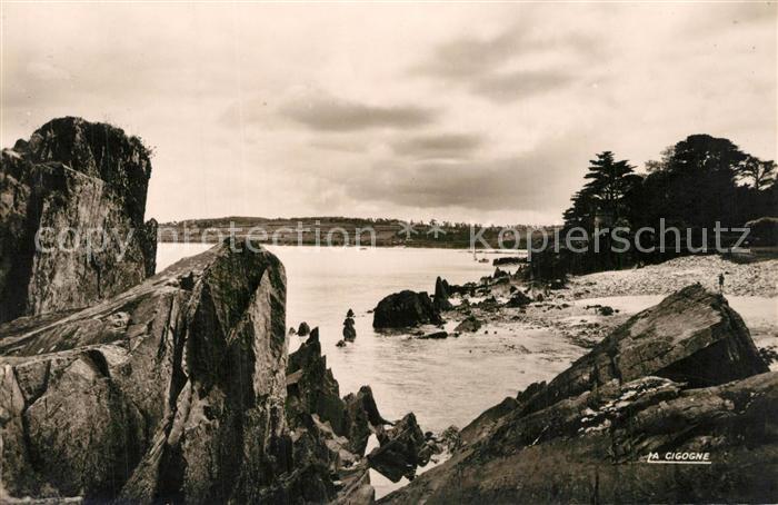 Locquirec Plage de la roche tomb