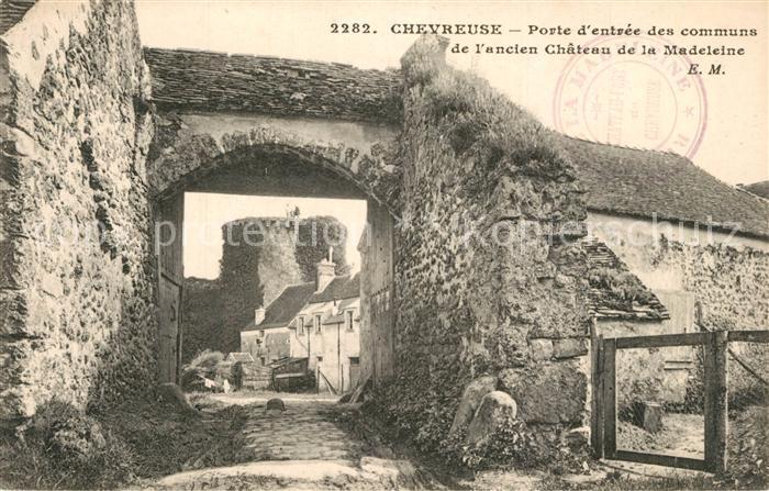Chevreuse Porte d’entree des communs de l’ancien Chateau de la Madeleine