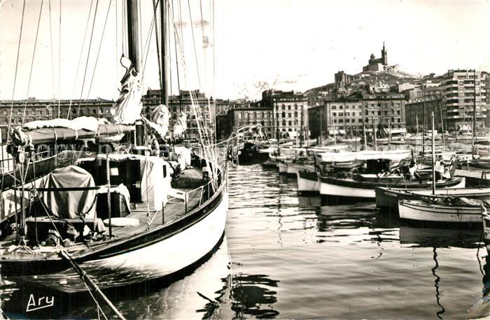 Marseille Bouches-du-Rhone Barques dans le port