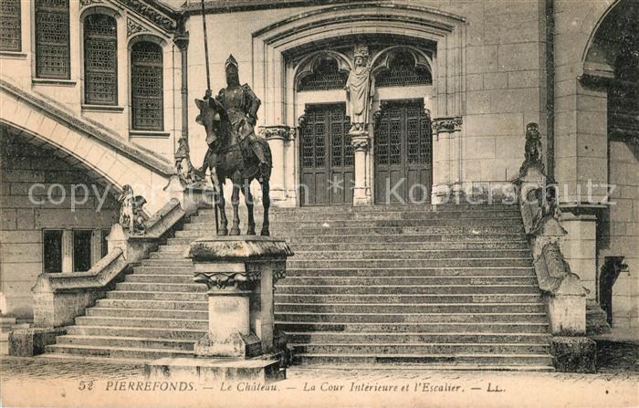 Pierrefonds Oise Chateau Cour Intérieure Escalier Monument