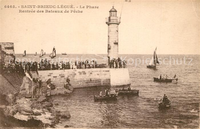 Saint-Brieuc Cotes-d Armor Le Phare Rentrée des Bateaux de pêche