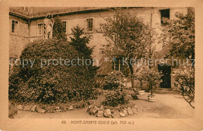 Mont-Sainte-Odile Mont-Ste-Odile Koster Innenhof Heiligenfigur