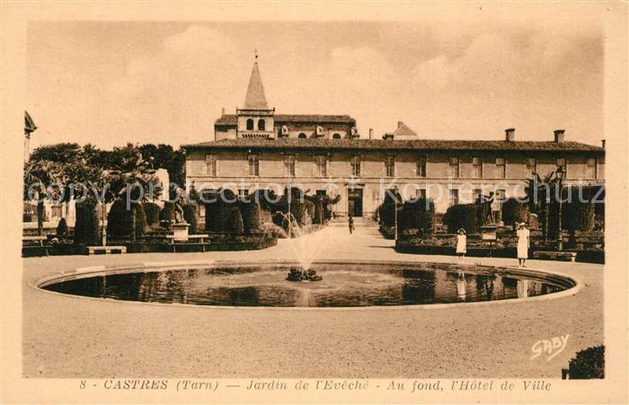 Castres Tarn Jardin de l'Evêché au fond Hôtel de Ville