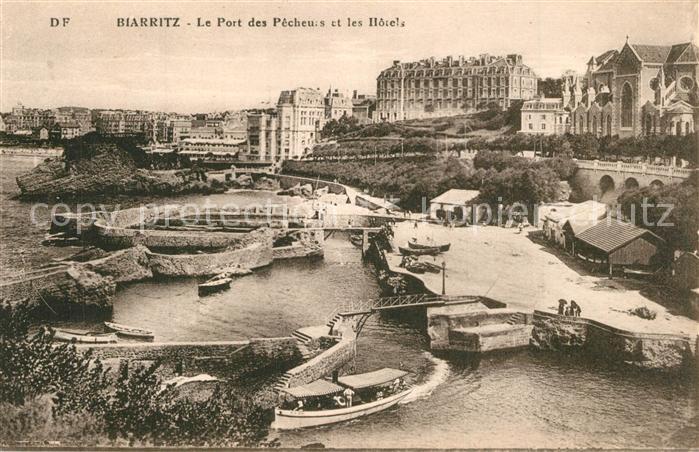 Biarritz Pyrenees Atlantiques Port des pêcheurs et les hôtels
