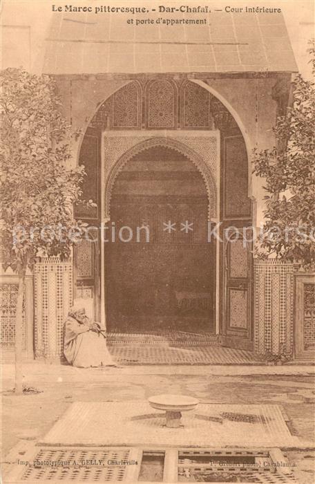 Dar Chafai Cour intérieure et porte d appartement