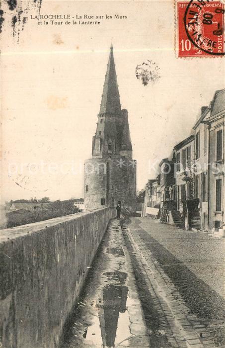 La Rochelle Charente-Maritime La Rue sur les Murs et la Tour de Lanterne