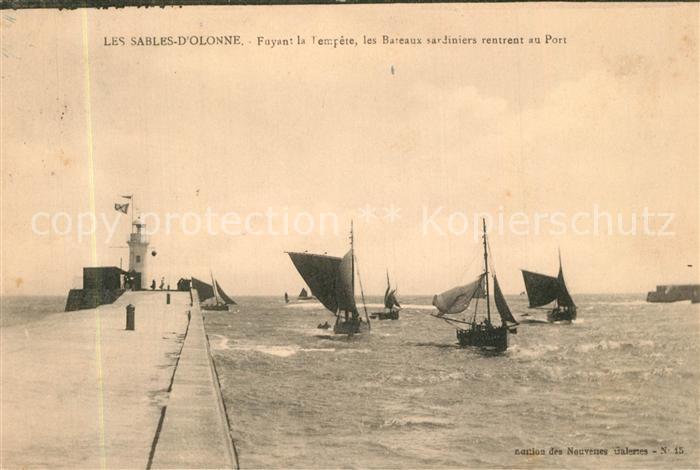 Les Sables-d Olonne Fayant la Tempete les Bateaux sardiniers rentrent au Port