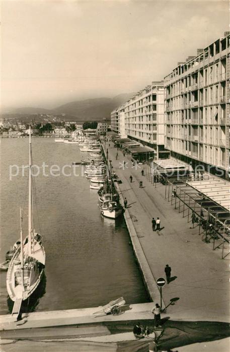 Toulon Var Bateaux de Pêche dans le port et les nouveaux quais