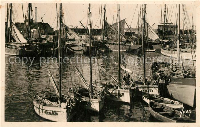 Les Sables-d Olonne Les thonniers au port