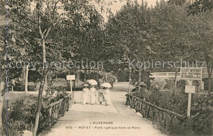 Royat Puy de Dome Pont rustique dans le parc