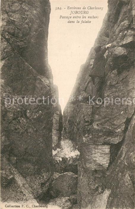 Jobourg Passage entre les rochers dans la falaise