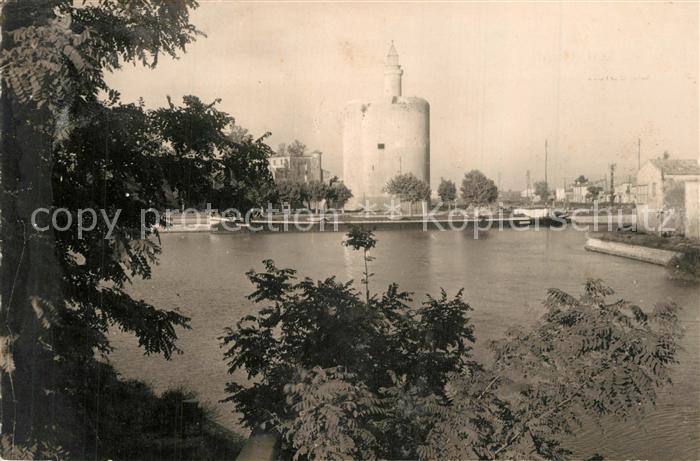 Aigues-Mortes Gard Le Port sur le Canal