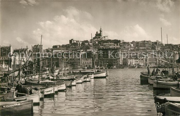 Marseille Bouches-du-Rhone Vue sur le port au fond Notre Dame de l