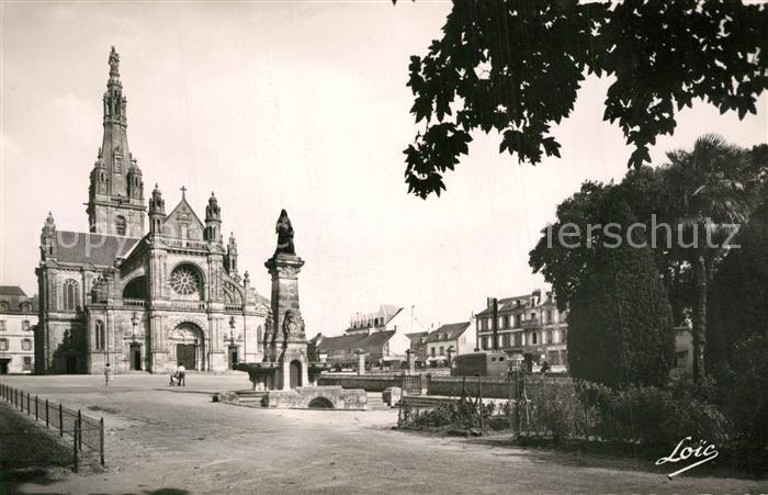 Sainte-Anne-d Auray La Basilique et la Fontaine Monument
