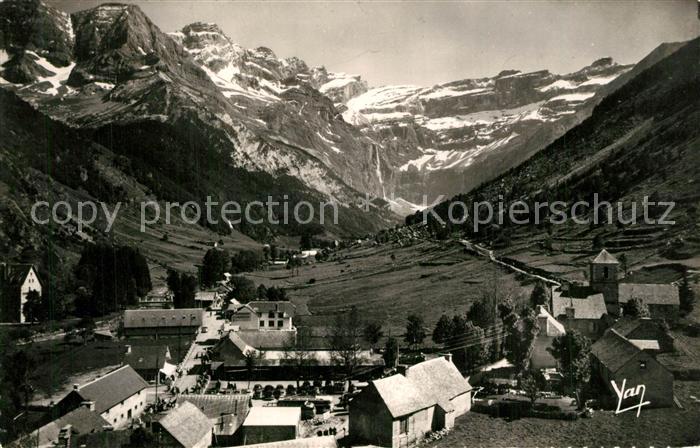 Gavarnie Hautes-Pyrenees Le village et le Cirque