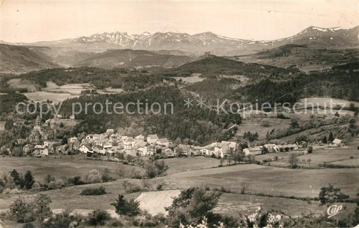 Saint-Nectaire Puy de Dome Vue Generale et les Montagnes