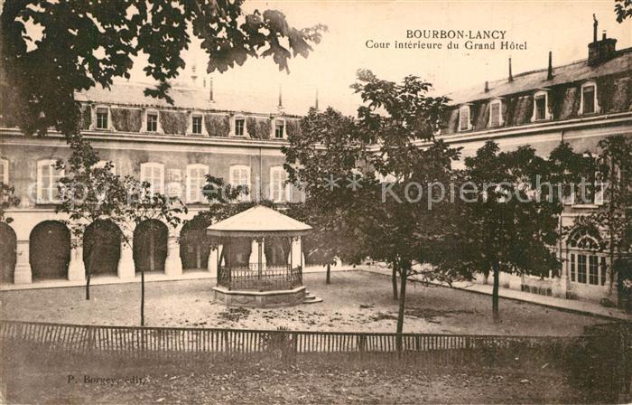 Bourbon-Lancy Cour interieure du Grand Hotel