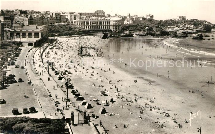 Biarritz Pyrenees Atlantiques La plage et les deux casinos