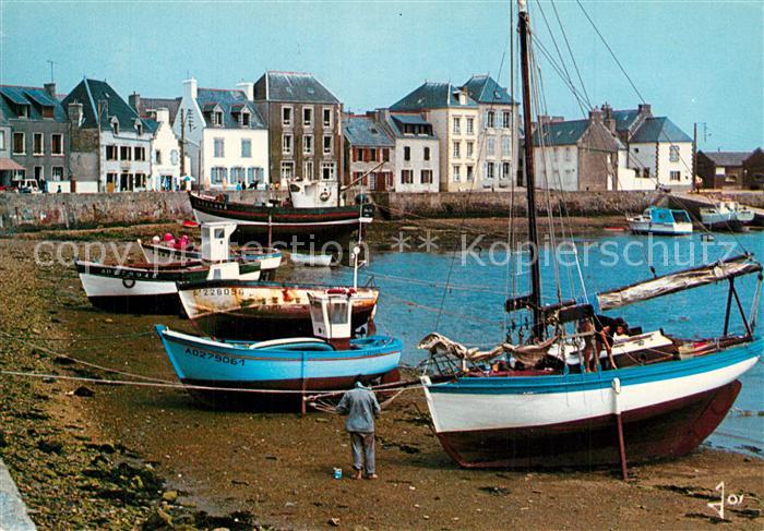Ile-de-Sein Quai des Francais Libres bateaux de pêche