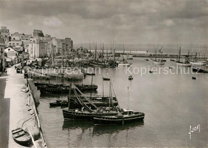 Douarnenez Le port et la nouvelle digue bateaux de pêche