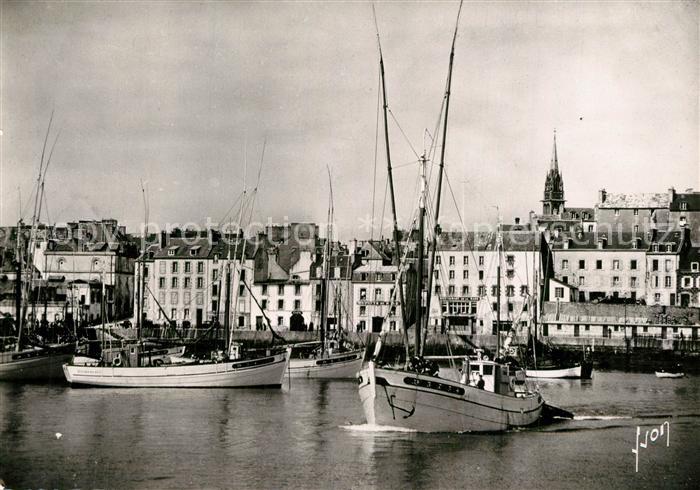 Douarnenez Un coin du port bateaux de pêche