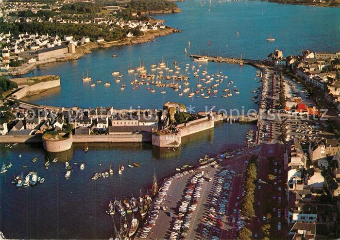 Concarneau Finistere Entrée du port Ville close et son Beffr