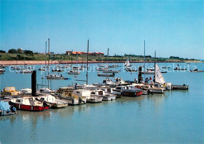 Chatelaillon-Plage Le port vers les Boucholeurs et l Hôtel des 3 Iles