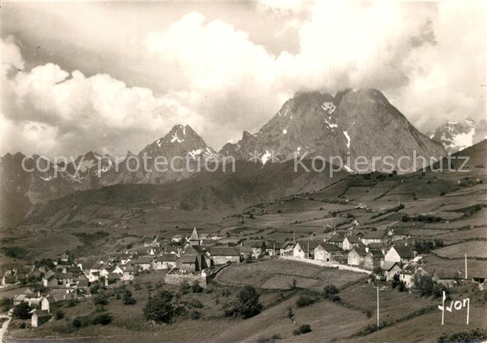 Lescun Panorama du village et les Pyrénées