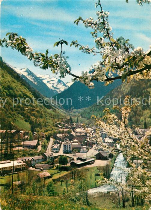 Cauterets Vue Generale au printemps Chaîne des Pyrénées