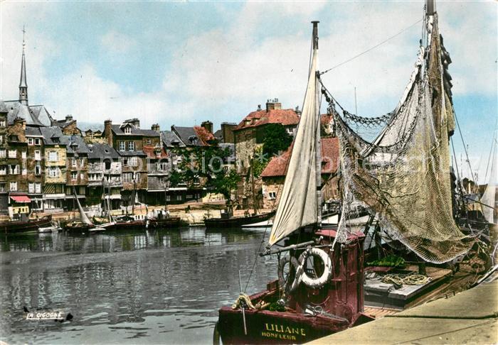 Honfleur Le vieux bassin bateaux de pêche