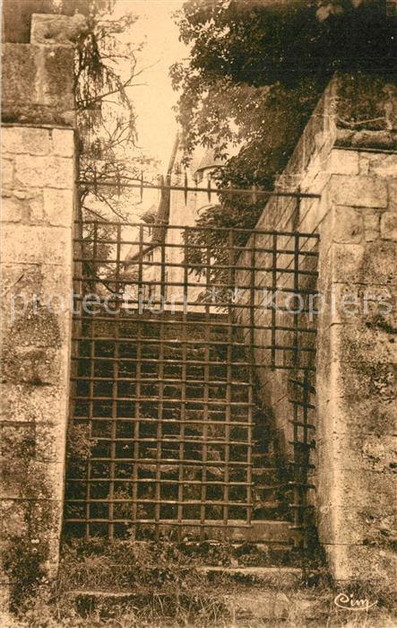 Vouzan Chateau Porte au Cimetière du Moyen Age