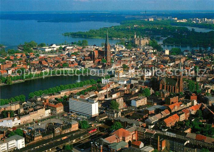 Schwerin Mecklenburg Altstadt mit Paulskirche Pfaffenteich Dom und Schloss Flieg