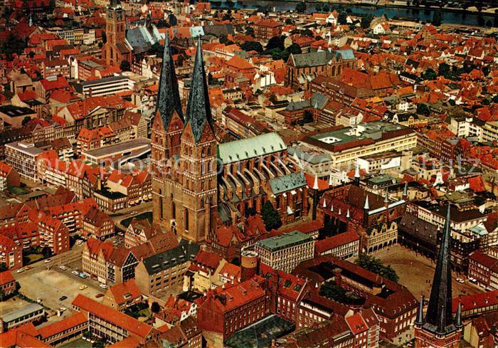 Luebeck Fliegeraufnahme mit Blick auf Stadt Marktplatz und St Marien