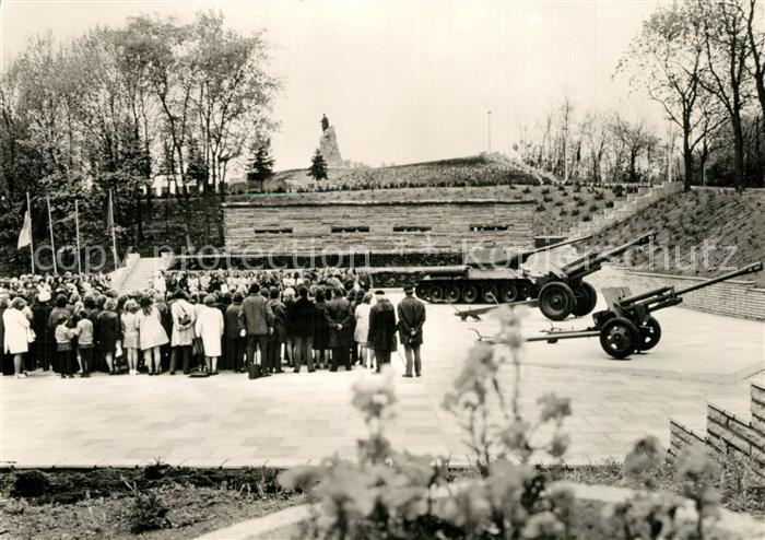 Seelow Gedenkstaette der Befreiung auf den Seelower Hoehen Kanonen