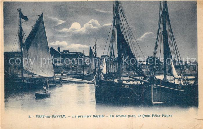 Port-en-Bessin Le premier Bassin Au second plan le Quai Felix Faure