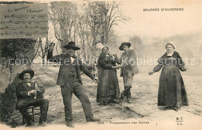 Auvergne Region La Bourreio d Aubergno Danse traditionelle Presentation des Dame